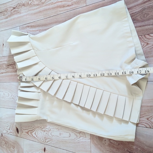 Commense Cream Ruffle Shorts - Picture 6 of 10